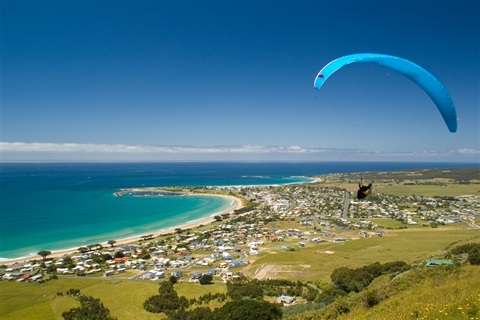 Paragliding-over-Apollo-Bay