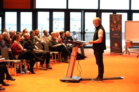 Forum_young-man-presenting